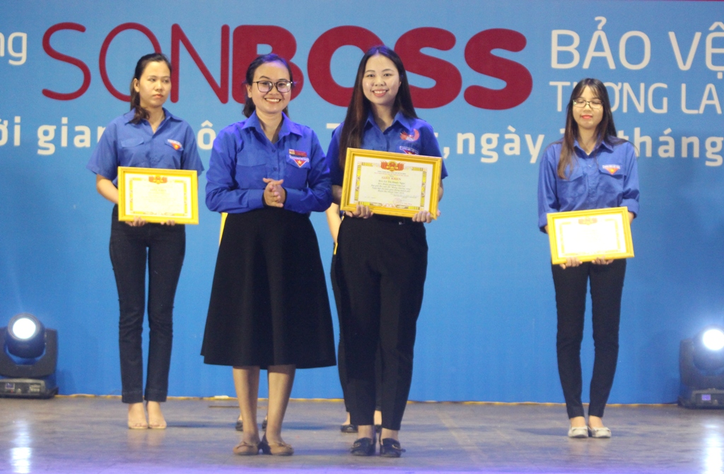 Đại diện Thành Đoàn trao giấy Khen tặng các thí sinh xuất sắc trong cuộc thi Rung chuông vàng