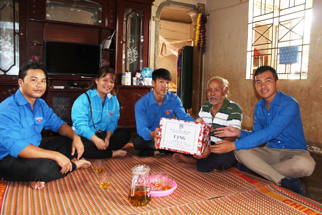 Anh Y Nen Hmốk (ngoài cùng bìa trái) cùng Ban Chấp hành Đoàn  thị trấn Buôn Trấp thăm và tặng quà gia đình chính sách tại buôn Êcăm.  (ảnh nhân vật cung cấp)