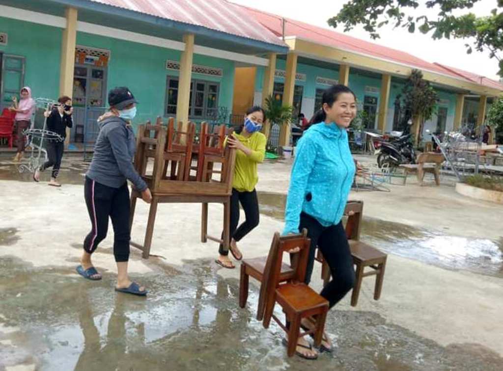 Các  cô giáo Trường Mầm non thị trấn M’Đrắk vệ sinh trường lớp  để  sẵn sàng đón trẻ.