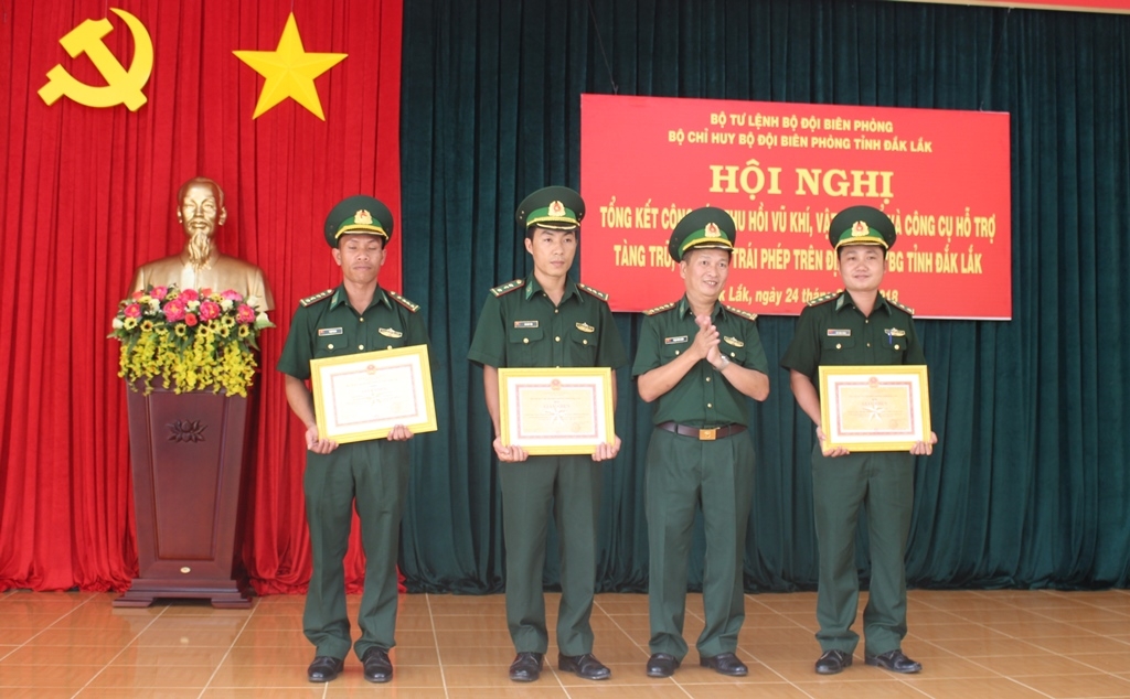 Đại tá Phạm Hữu Chiến trao Giấy khen tặng các tập thể, cá nhân