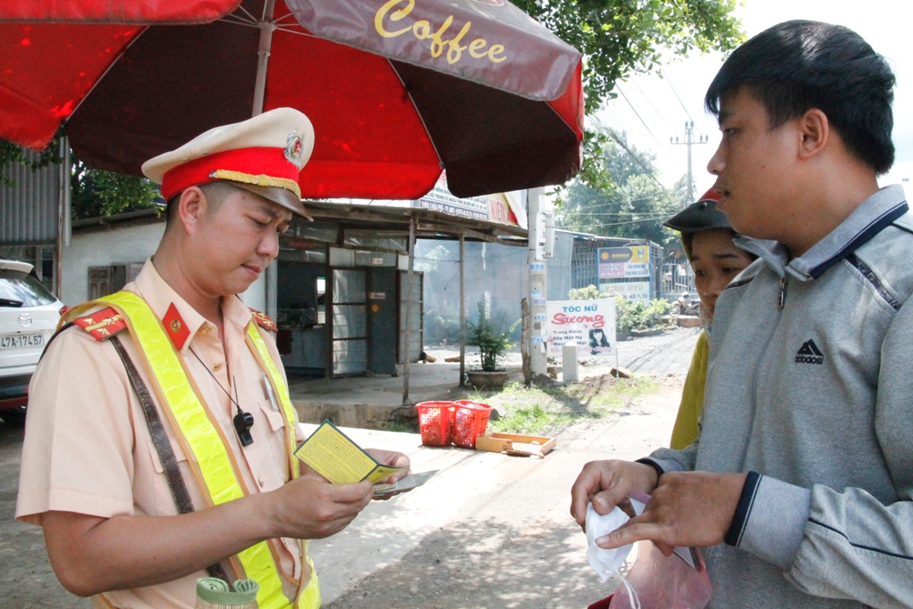 CSGT - Công an tỉnh kiểm tra hành chính người tham gia giao thông trên đường Hồ Chí Minh đoạn qua xã Hòa Phú (TP. Buôn Ma Thuột).