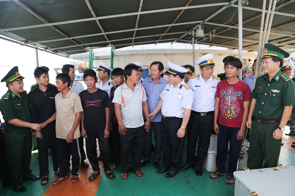 Lãnh đạo Quân cảng Sài Gòn và Hải đoàn 129 thăm hỏi, động viên các ngư dân.