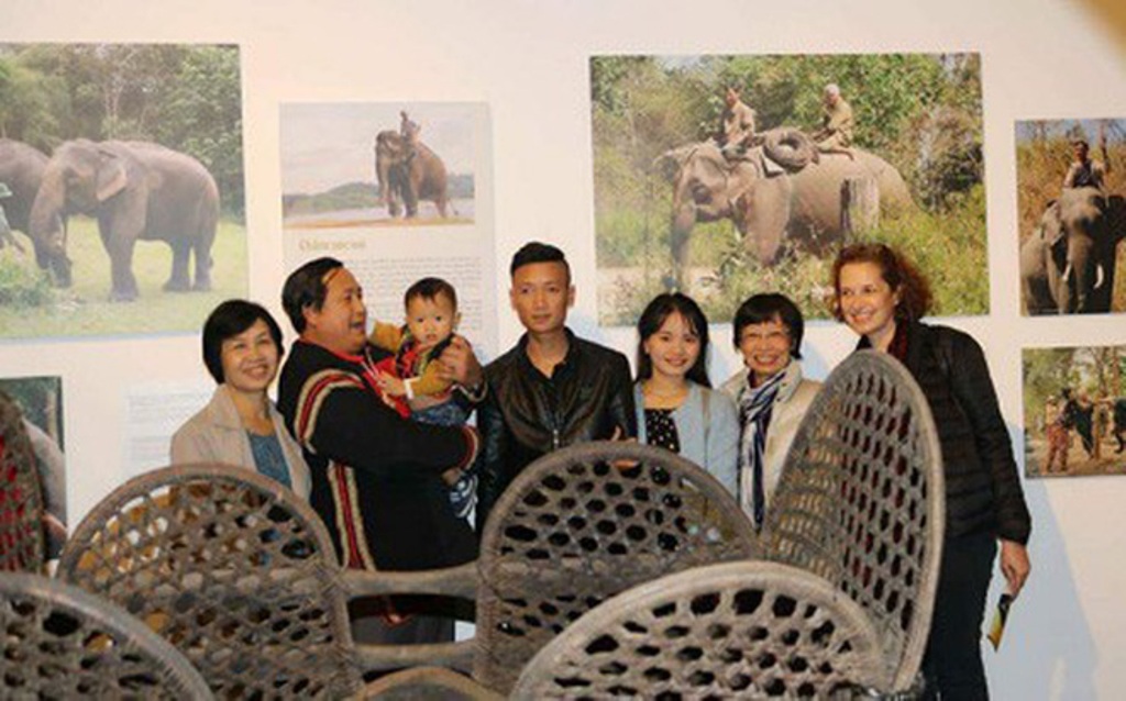 Gia đình ông Khăm Phết Lào chụp hình lưu niệm cùng chiếc bành voi cổ mà ông đã tặng Bảo tàng  Dân tộc Việt Nam. (Ảnh nhân vật cung cấp).