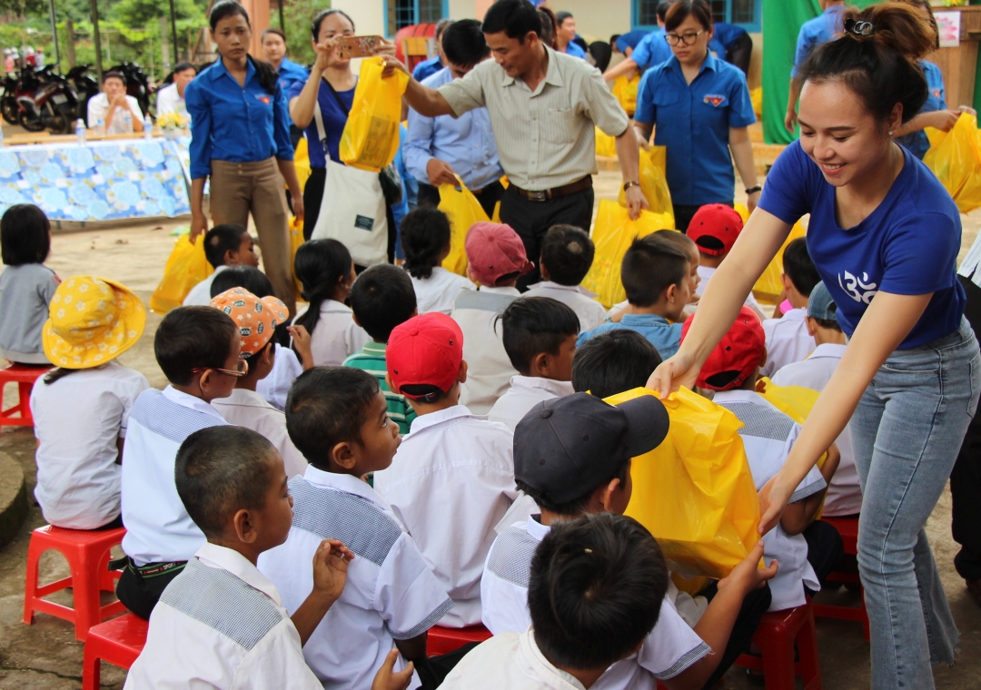 Bà Khổng Thị Xuân, Giám đốc Hệ thống Raja Yoga tặng quà cho các em học sinh.