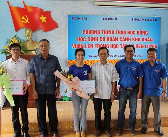 Huyện Krông Ana ghi nhận và đánh giá cao những món quà của Báo Long An, Báo Đắk Lắk và các nhà tài trợ mang đến