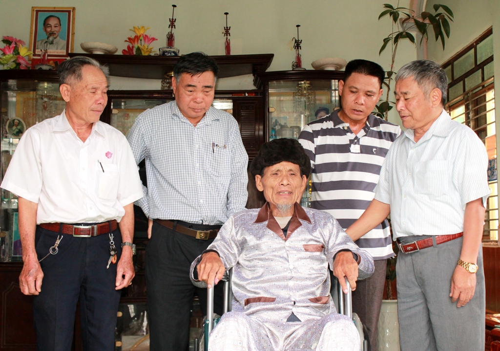 Hội NNCĐDC/Dioxin tỉnh và huyện Krông Búk trao tặng xe lăn cho thương binh Ngô Xuân Lượng  (xã Cư Kpô, huyện Krông Búk). 