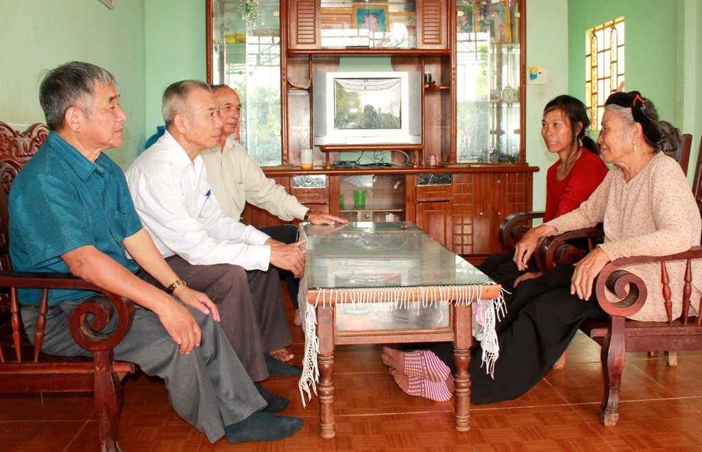 Hội NNCĐDC/Dioxin các cấp thăm hỏi tình hình đời sống của mẹ con chị Nguyễn Thị Nguyệt (xã Ea Kao, TP. Buôn Ma Thuột).