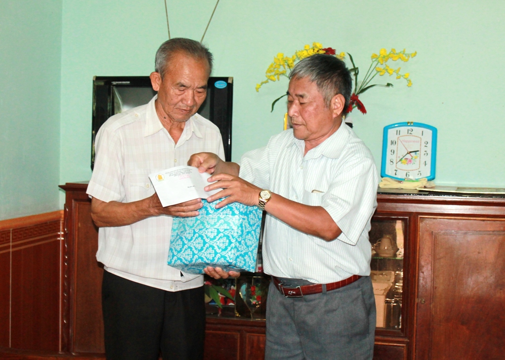 Gia đình ông Nguyễn Xuân Cừ (thôn 8A, xã Pơng Drang) được đại diện Hội đến thăm, tặng quà nhân Ngày Vì nạn nhân chất độc da cam 10-8.