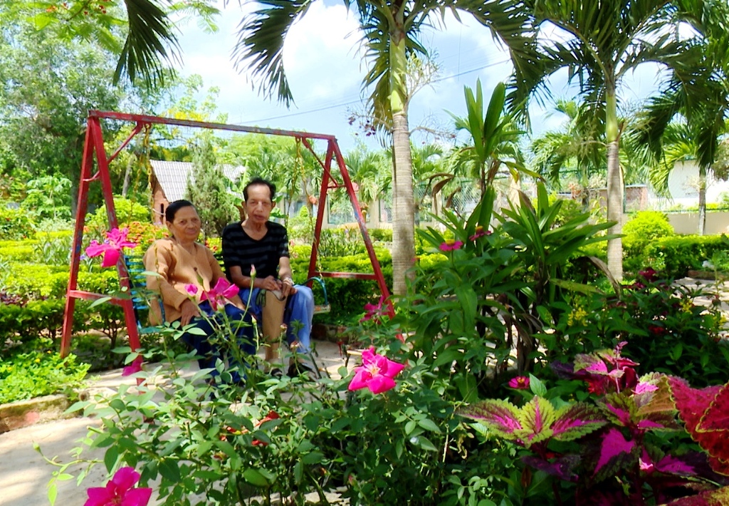Khuôn viên của khu nghỉ dưỡng của Khoa điều trị phong Ea Na rợp bóng cây xanh và tràn ngập sắc hoa.