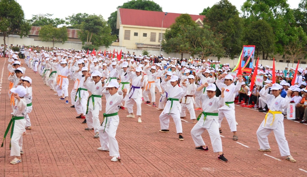 Các võ sinh môn karatedo huyện Krông Pắc đồng diễn võ thuật.