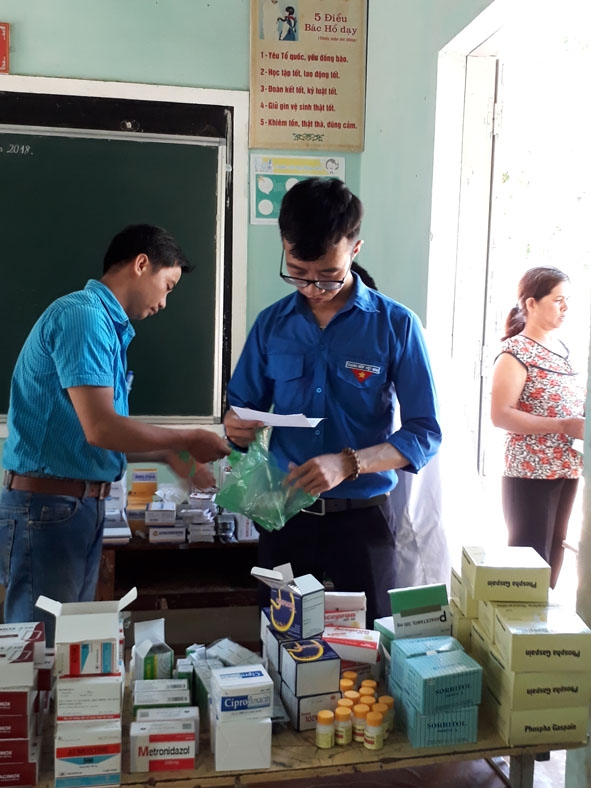  Thành viên Chi hội Thầy thuốc trẻ huyện Cư Kuin trong đợt khám bệnh miễn phí cho  người nghèo  ở xã Dray Bhăng. 