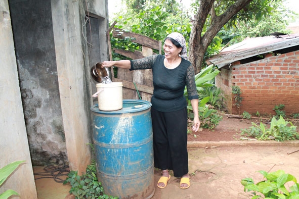 Bà H’Mớt Niê Kđăm (xã Cư Huê, huyện Ea Kar) thường xuyên sử dụng nhờ nhà vệ sinh không hợp vệ sinh của hàng xóm. 