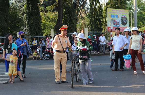Lực lượng CSGT tỉnh hướng dẫn người tham gia giao thông trên địa bàn TP. Buôn Ma Thuột trong dịp nghỉ lễ. 