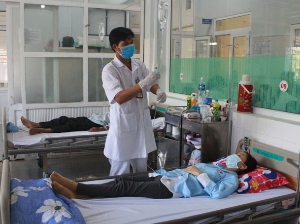 Điều dưỡng Bệnh viện Lao và bệnh phổi tỉnh thực hiện y lệnh thuốc cho người bệnh. 