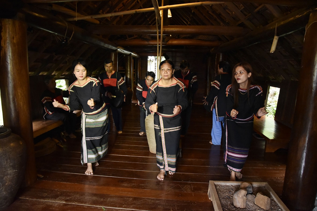 Hát múa dân gian tại điểm du lịch văn hóa - sinh thái Akô Dhông thu hút du khách .   