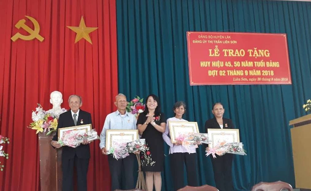Bà Đào Thị Thanh An, Trưởng Ban Tổ chức Huyện ủy Lắk trao Huy hiệu cho các đảng viên.