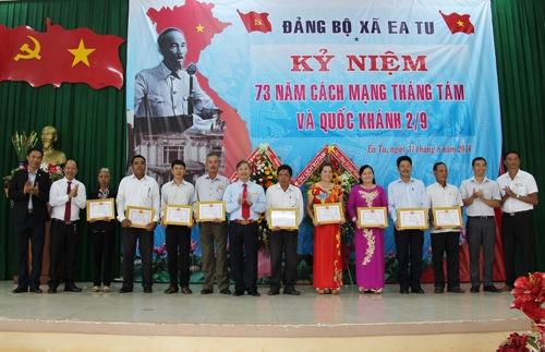 Đảng ủy xã Ea Tu tuyên dương 10 cá nhân điển hình trong học tập và làm theo tư tưởng, đạo đức, phong cách Hồ Chí Minh