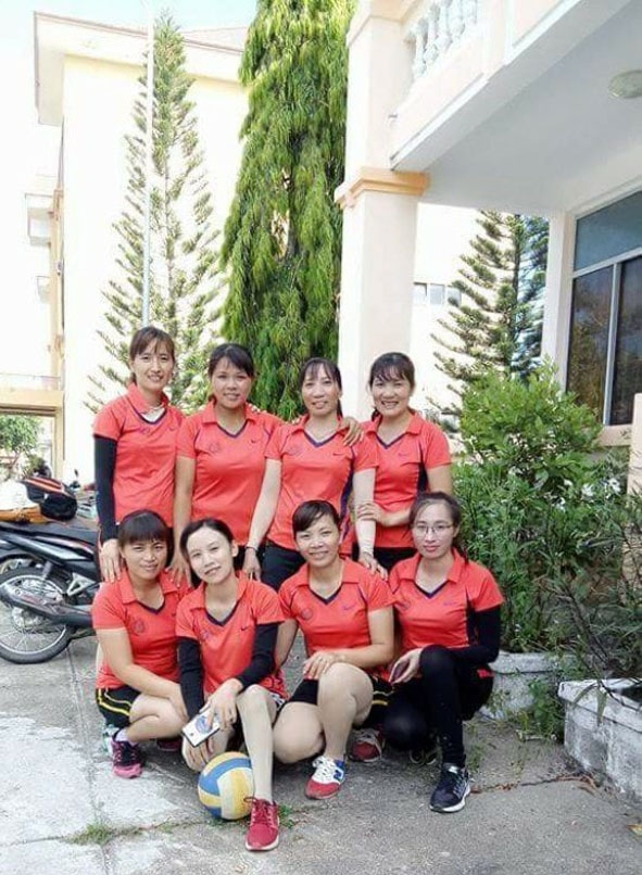 Không chỉ tích cực tham gia công tác hội, chị Hương Giang (hàng trên thứ ba từ trái qua) còn nhiệt tình tham gia các phong trào thể thao của địa phương. 