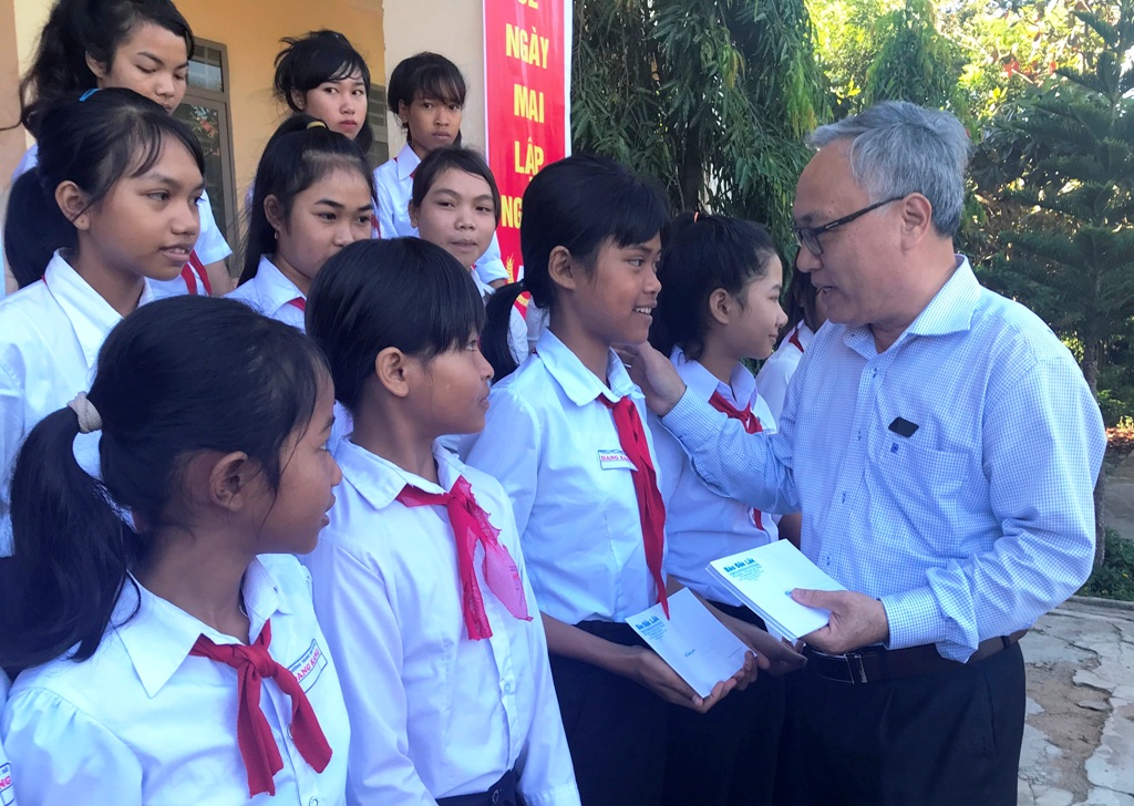 Tổng Biên tập Báo Đắk Lắk Nguyễn Văn Phú trao học bổng và ân cần thăm hỏi học sinh có hoàn cảnh khó khăn