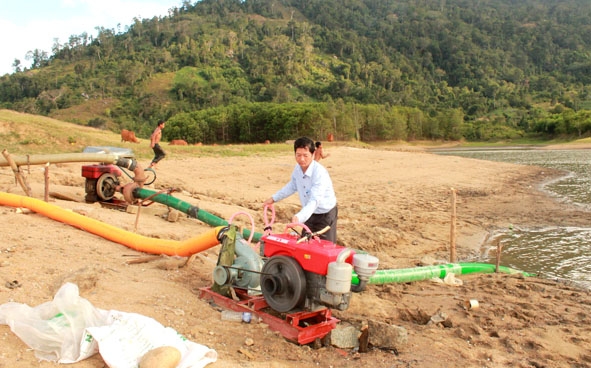 Huyện M’Đrắk tăng cường máy bơm công suất lớn tại công trình thủy lợi Ea Má (xã Cư M’ta) để hỗ trợ  người dân chống hạn. 