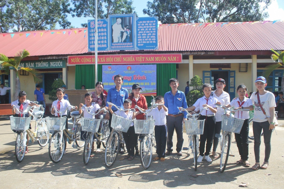 Ban Thường vụ huyện Đoàn trao xe đạp cho các em học sinh tại Trường Tiểu học Nguyễn Du (xã Ea Wer).