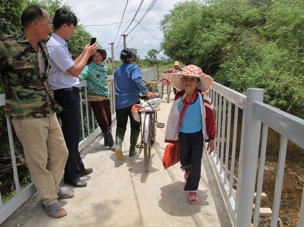 Niềm vui của người dân thôn Thanh Sơn (xã Vụ Bổn) khi đi trên cây cầu mới.  