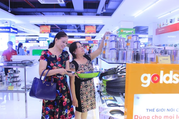 Người tiêu dùng tham quan, mua sắm tại Trung tâm thương mại Vincom Plaza Buôn Ma Thuột.   