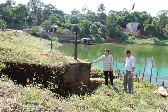 Công ty TNHH MTV Quản lý công trình thủy lợi Đắk Lắk kiểm tra cống lấy nước hồ Ea Nao (TP. Buôn Ma Thuột). 