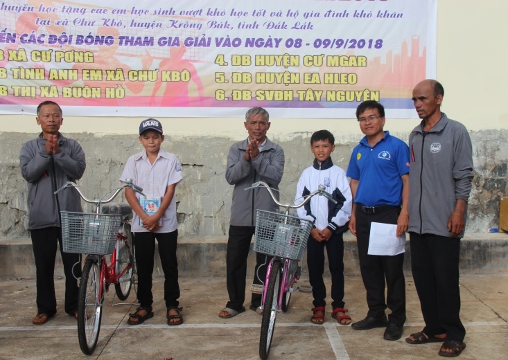 Đại diện Nhóm từ thiện Già Lam trao tặng xe đạp cho 2 em học sinh nghèo hiếu học