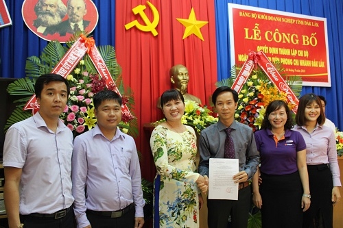 Tỉnh ủy viên, Bí thư Đảng ủy Khối Doanh nghiệp tỉnh Đoàn Thị Biên trao Quyết định thành lập Chi bộ Ngân hàng TMCP Tiên Phong. 