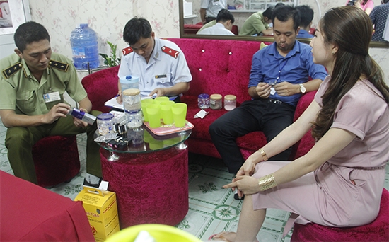 Tiêms hành kiêmr tra mỹ phẩm tại hộ kinh doanh Lai (Phường Ea Tam)
