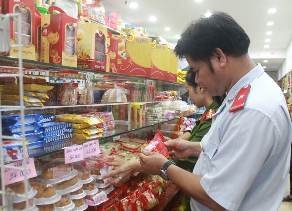Đoàn kiểm tra liên ngành số 1 về an toàn thực phẩm của tỉnh  kiểm tra sản phẩm bánh trung thu tại cơ sở kinh doanh Ngọc Khánh  (292 Nguyễn Tất Thành, TP. Buôn Ma Thuột).  