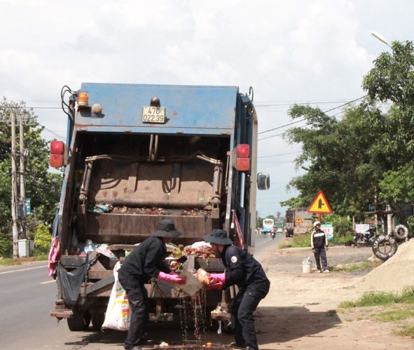 Xe thu gom rác trên  địa bàn xã Hòa Phú, TP. Buôn Ma Thuột. 