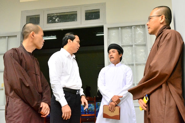 Bí thư Huyện ủy Cư M’gar Nguyễn Đình Viên (thứ hai  từ trái sang)  trao đổi  với các  chức sắc, chức việc tôn giáo  tại  một buổi đối thoại. 