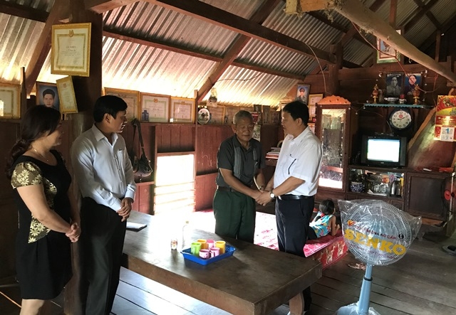 Cán bộ ngành Lao động Thương binh  và Xã hội tỉnh thăm hỏi, động viên gia đình có công với cách mạng ở huyện K rông Bông