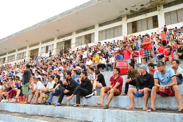 Đông đảo khán giả đến xem, cổ vũ đội bóng Đắk Lắk trong trận gặp Long An.