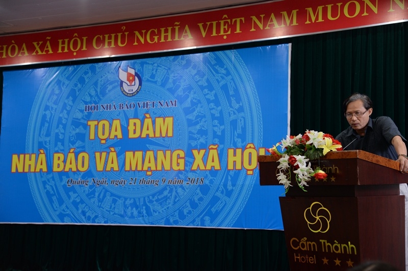 Đồng chí Dương Thế Hoàn – Phó Tổng biên tập Báo Đắk Lắk tham luận tại Tọa đàm.