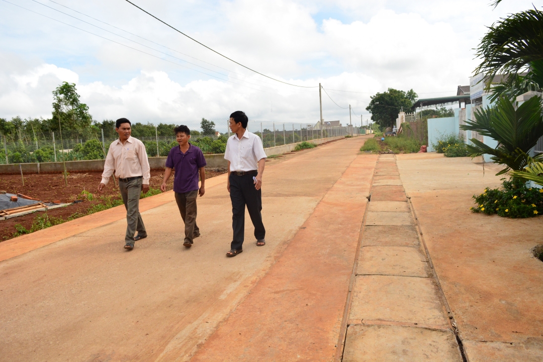 Đường giao thông nông thôn xã Ea Yông do nhân dân đóng góp, cùng nhà nước xây dựng. Ảnh minh họa 