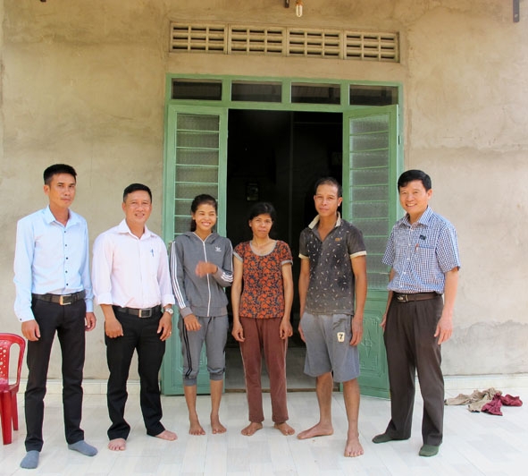 Cán bộ Ủy ban MTTQ Việt Nam huyện Ea Kar cùng chính quyền địa phương thăm gia đình chị H’Nguyệt Niê (thứ ba từ phải sang) vừa được hỗ trợ xây dựng nhà Đại đoàn kết.   