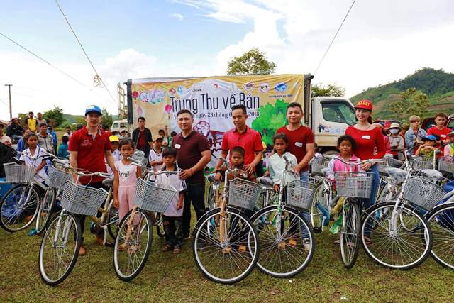 Ban tổ chức tặng xe đạp cho các em học sinh nghèo vượt khó tại xã Yang Mao.