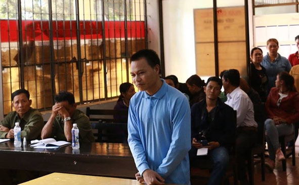 Bị cáo Lê Viết Báo, người XHTD cháu K. tại Phiên tòa phúc thẩm ngày 18-4-2018. (Ảnh tư liệu) 