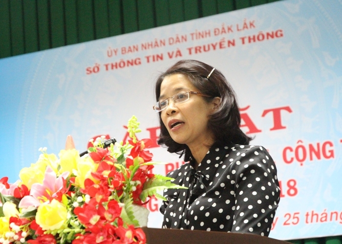 Trưởng Ban Tuyên giáo Tỉnh ủy Huỳnh Thị Chiến Hòa phát biểu tại buổi gặp mặt. 