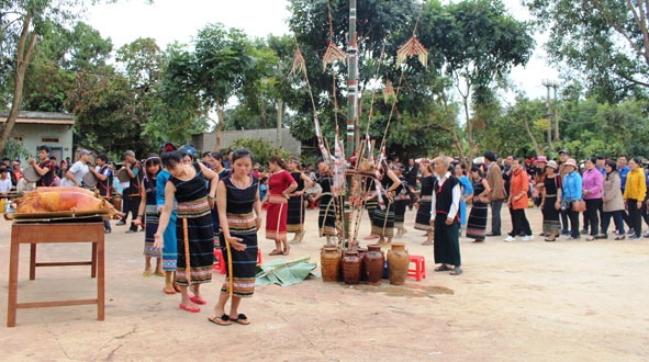 Dân làng Kon Hring tổ chức Lễ mừng lúa mới.    