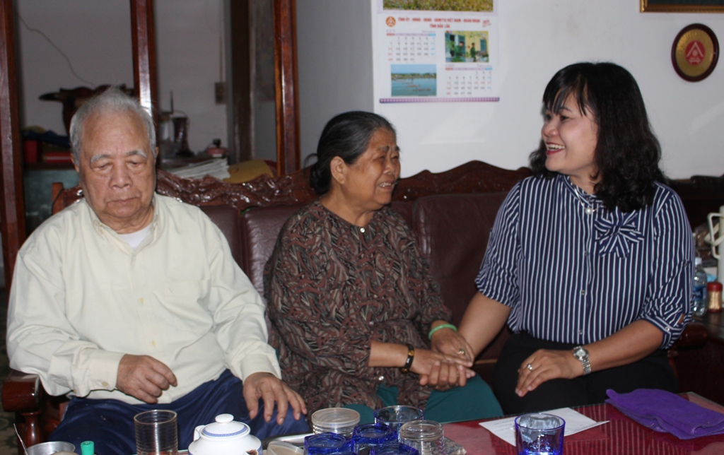 Đồng chí H'Yim Kđoh thăm hỏi sức khỏe vợ chồng cụ Ama Thương