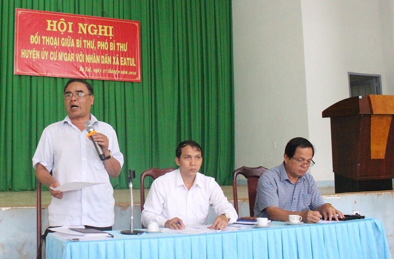 Lãnh đạo Huyện ủy, UBND trao đổi với người dân tại hội nghị đối thoại.