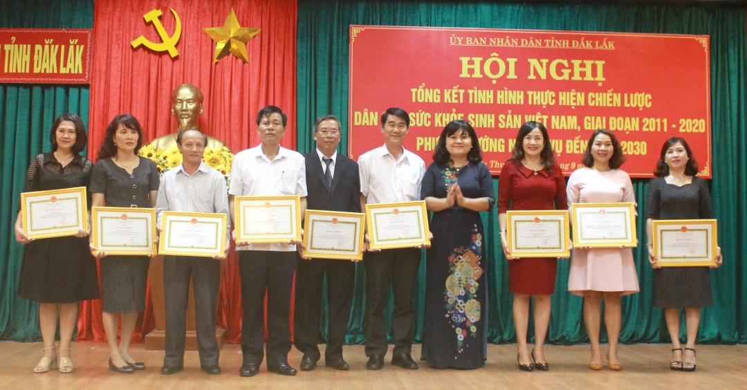 Phó Chủ tịch UBND tỉnh, Trưởng Ban Chỉ đạo DS-KHHGĐ tỉnh H’Yim Kđoh trao bằng khen của UBND tỉnh tặng các cá nhân có thành tích xuất sắc trong hoạt động Chiến lược DS-SKSS Việt Nam giai đoạn 2011-2020.