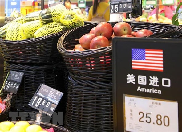 Hoa quả nhập khẩu từ Mỹ được bày bán tại siêu thị ở thủ đô Bắc Kinh, Trung Quốc. (Ảnh: EPA/TTXVN)