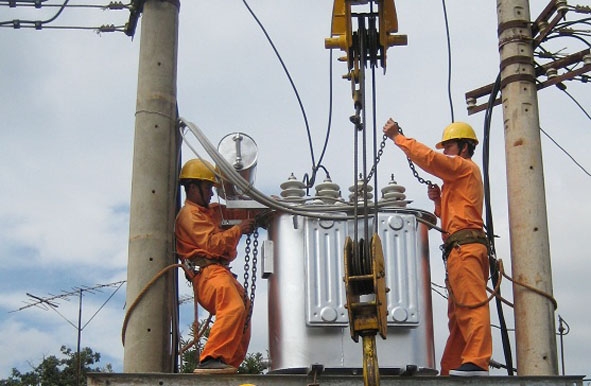 Nhân viên Công ty Điện lực Đắk Lắk kiểm tra các trạm biến áp, đề phòng cháy nổ. 