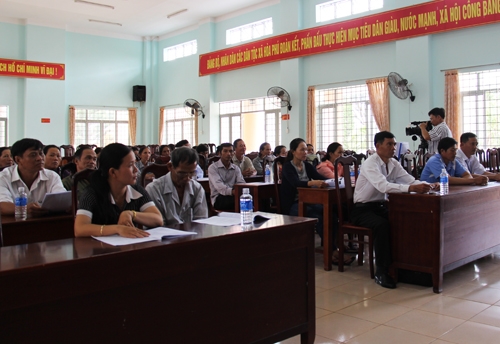 Hơn 40 chủ trang trại, gia trại và hộ chăn nuôi tại xã Hòa Phú tham dự lớp tập huấn.