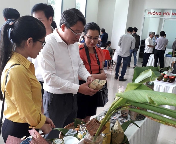 Phó Chủ tịch Thường trực UBND tỉnh Nguyễn Hải Ninh tham quan và tìm hiểu về sản phẩm cốm nghệ Huvahi được trưng bày tại Không gian làm việc chung về khởi nghiệp. 